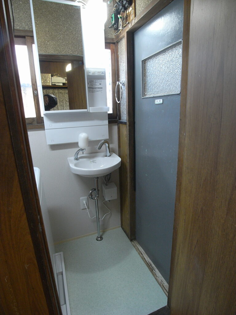 化粧鏡を設置するために、窓部分に下地を作成して取り付けています。横浜市旭区