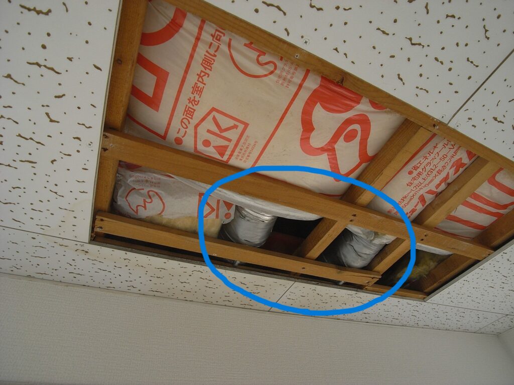 天井のシミの部分には、排気ダクトがありました。