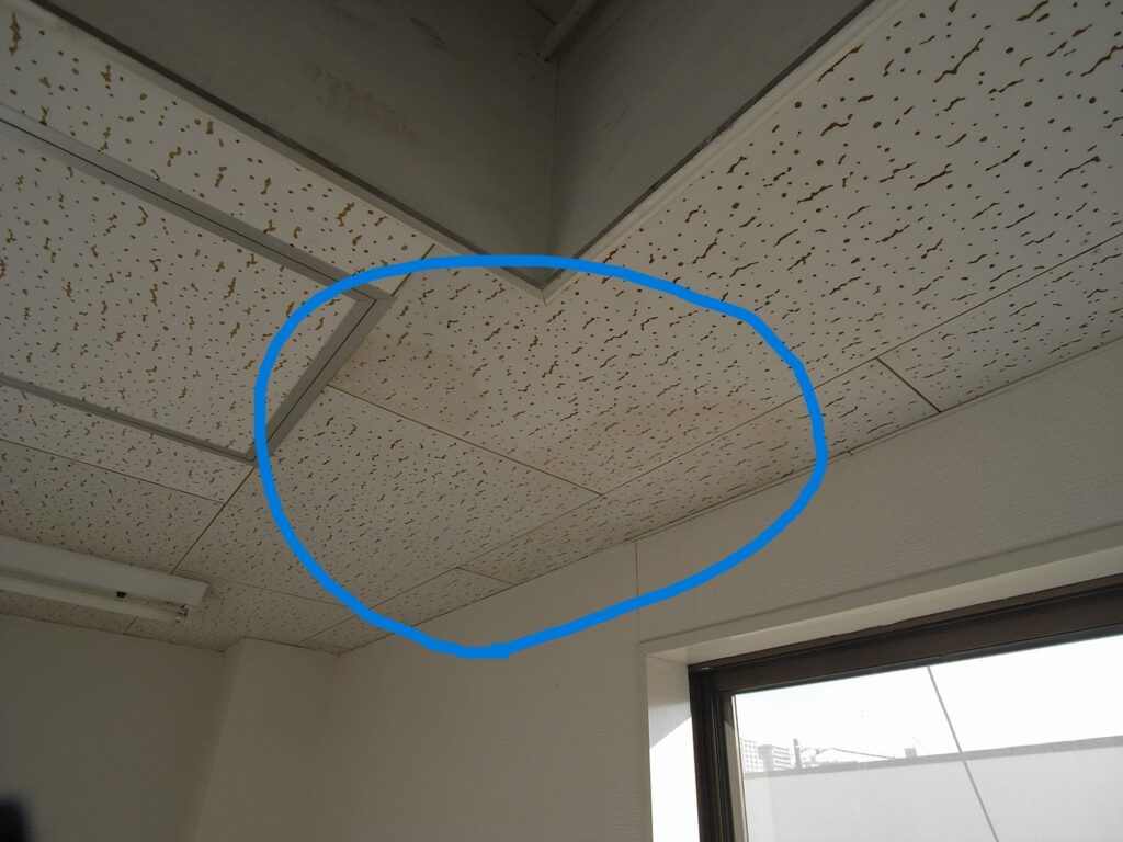 天井のジプトーンにシミができていました。