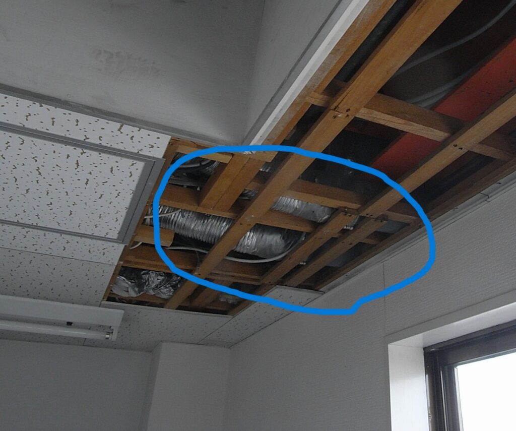 天井のシミの部分には、排気ダクトがありました。
