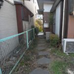 玄関までの通路部分の樹木を撤去して、家の入り口廻りがすっきり。｜横浜市旭区