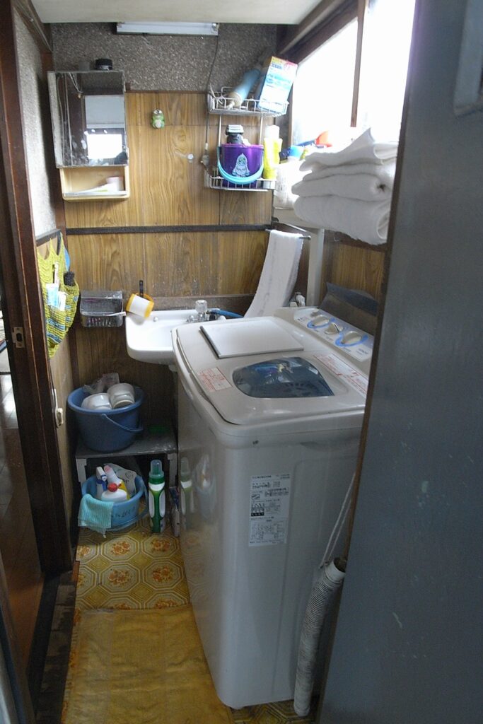 洗面室の洗濯機置き場と手洗いの位置を変更する前の写真。横浜市旭区