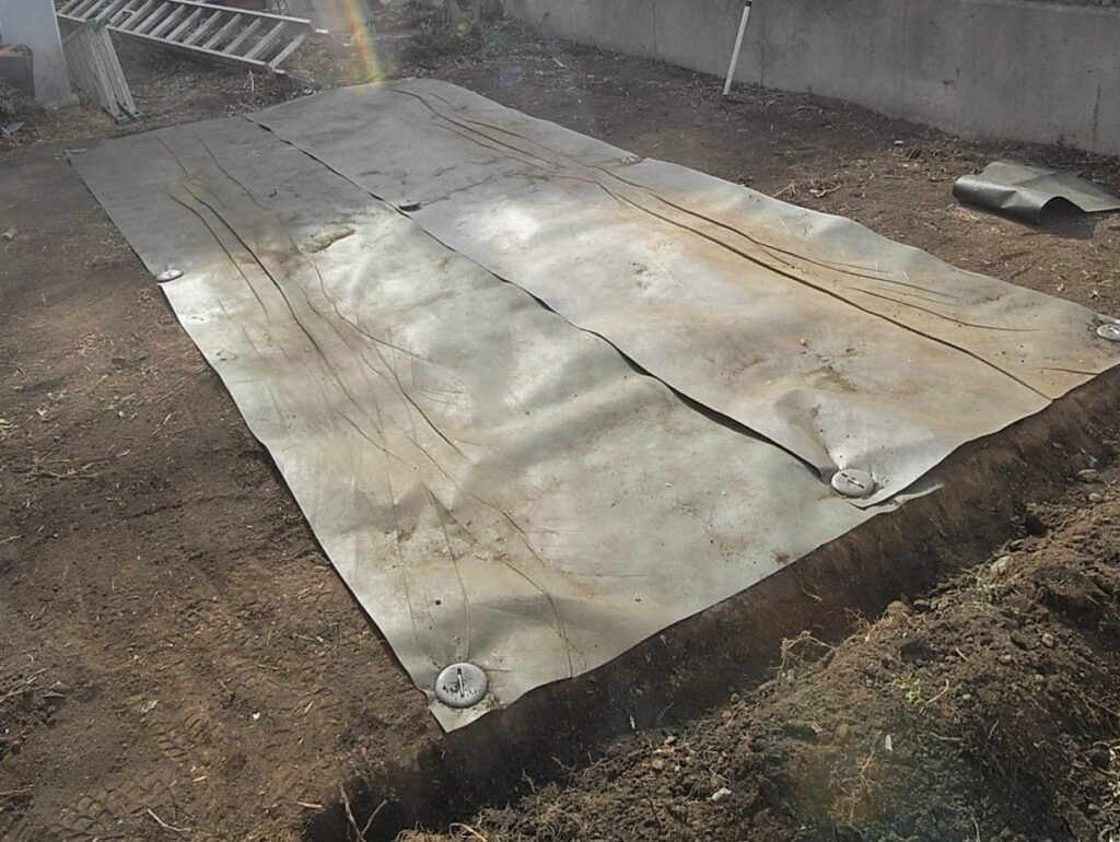 補強のための防草シート、何度か車でシートの上から転圧しました。横浜市旭区