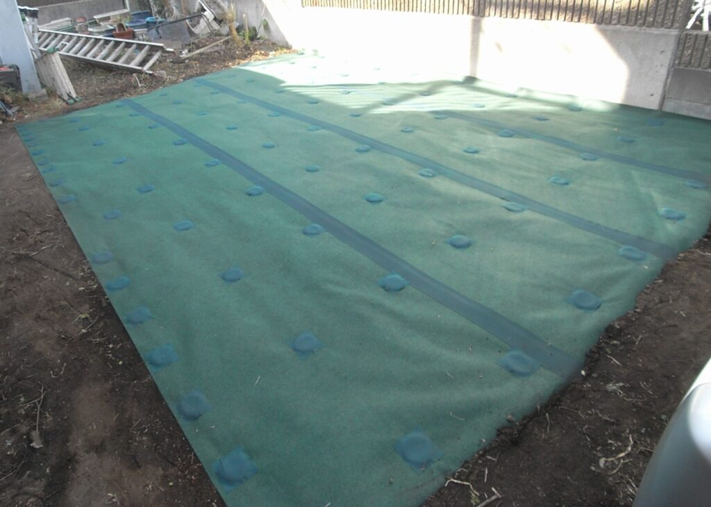 露出タイプの防草シートを施工しました。横浜市旭区