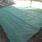 駐車スペースの後ろに露出型の防草シートを設置しました。横浜市旭区