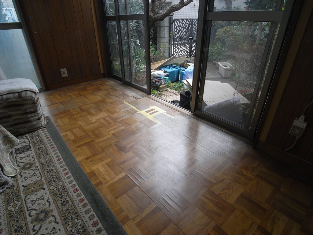 横浜市神奈川区の戸建てで、掃き出し窓近くのフローリングがはがれて弱っていました。