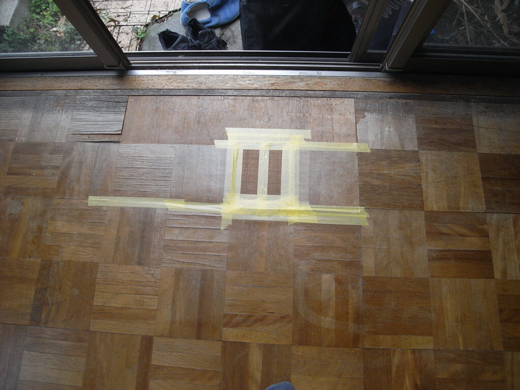 横浜市神奈川区の戸建てで床が弱っていたため工事の前に事前に開口して内部を調べておきました。