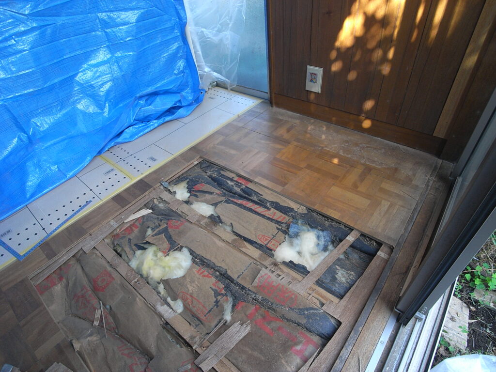 横浜市神奈川区の戸建てで、弱った床の解体を始めたところです。床下の断熱材が見えています。