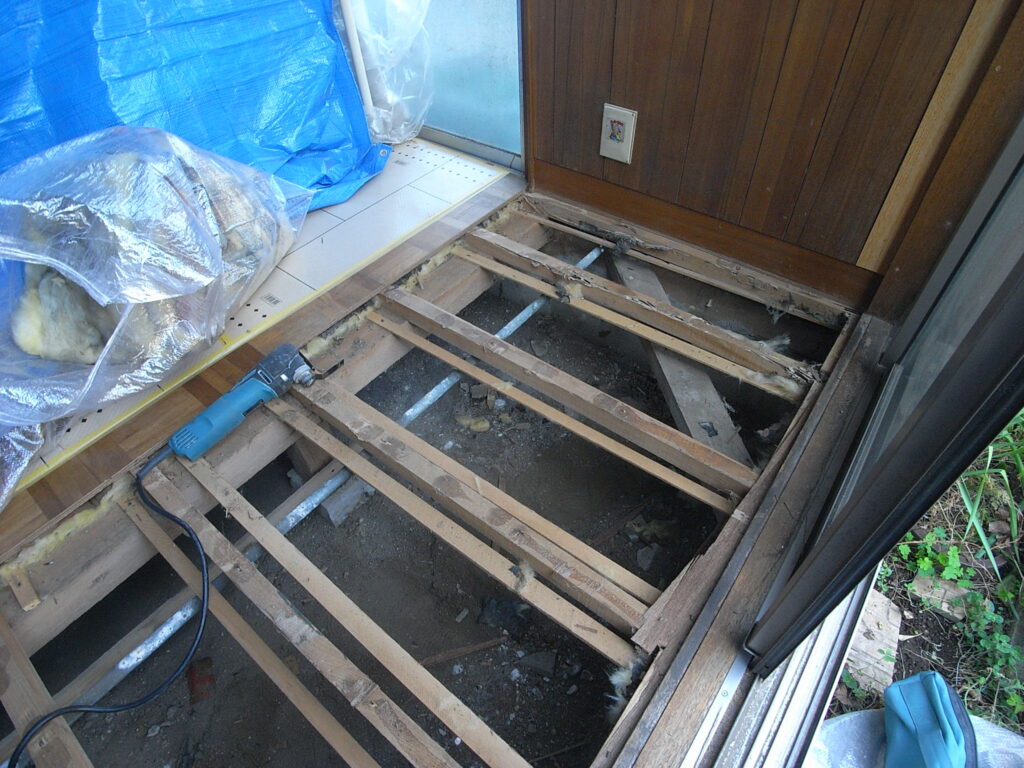 横浜市神奈川区の戸建てで床の一部を解体したところです。断熱材も撤去しました。