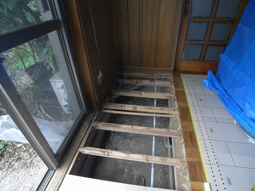 横浜市神奈川区の戸建てで床をはがした後の状況。根太に床材が少し残っています。