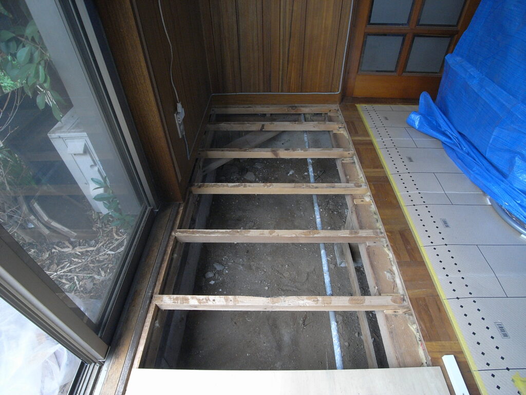 横浜市神奈川区の戸建てで床をはがしたあとの根太上のけれん作業が完了しました。