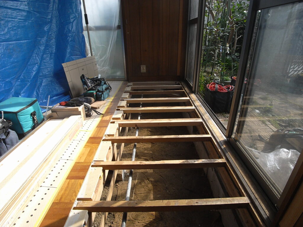 横浜市神奈川区の戸建てで既存の床と新しい床が取り合う部分の補強工事を行いました。