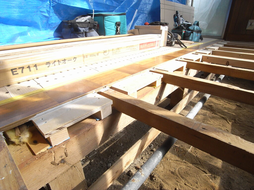 横浜市神奈川区の戸建てで既存の床と新しい床が取り合う部分の補強工事を行いました。