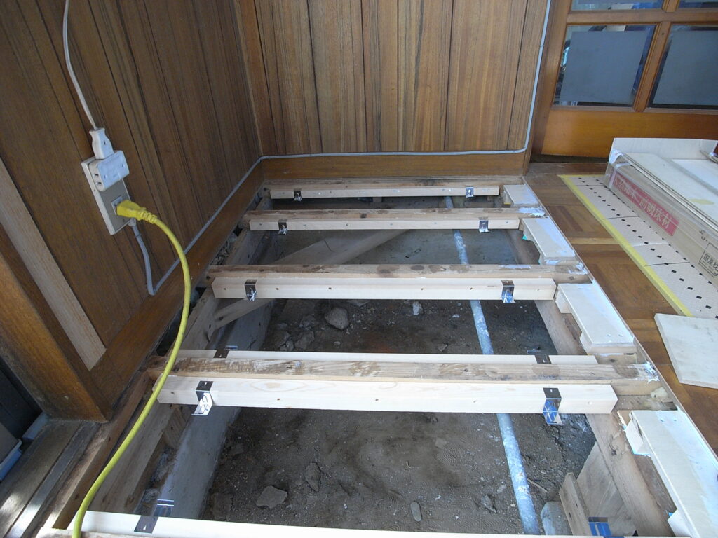 横浜市神奈川区の戸建てでフローリングの下地の為の合板受けと断熱材を受ける金物をつけているところです。