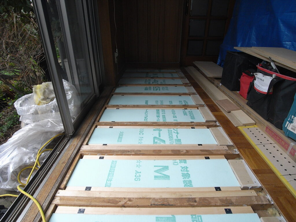 横浜市神奈川区の戸建てで床下に断熱材を取り付けています。