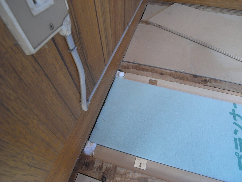 横浜市神奈川区の戸建てで床下の断熱材がない部分には、ウレタン材で断熱補修を行いました。