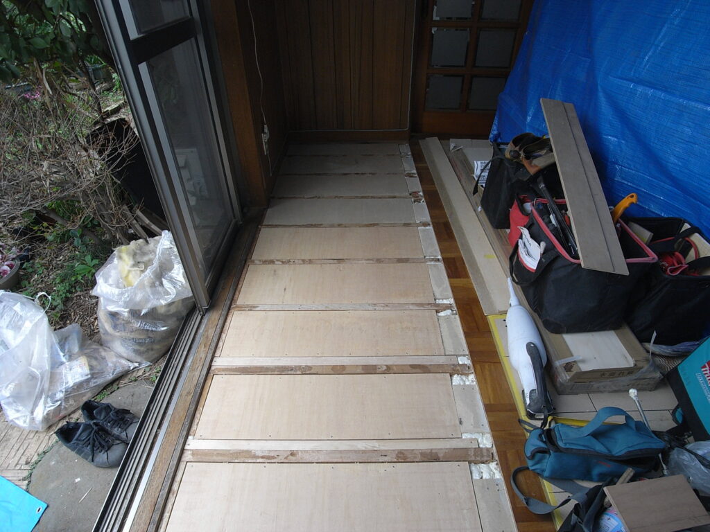 横浜市神奈川区の戸建てでフローリングの床下地の為の合板張りが完了しました。