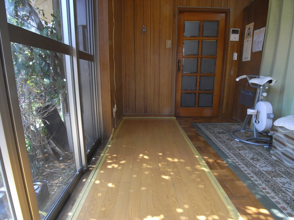 横浜市神奈川区の戸建てでフローリングの部分張替えが完了した後に、隙間を埋めるための養生として、マスキングテープを貼っています。