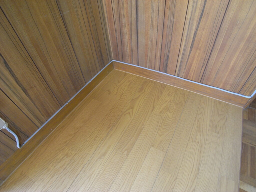 横浜市神奈川区の戸建てでフローリングの隙間うめが完了しました。