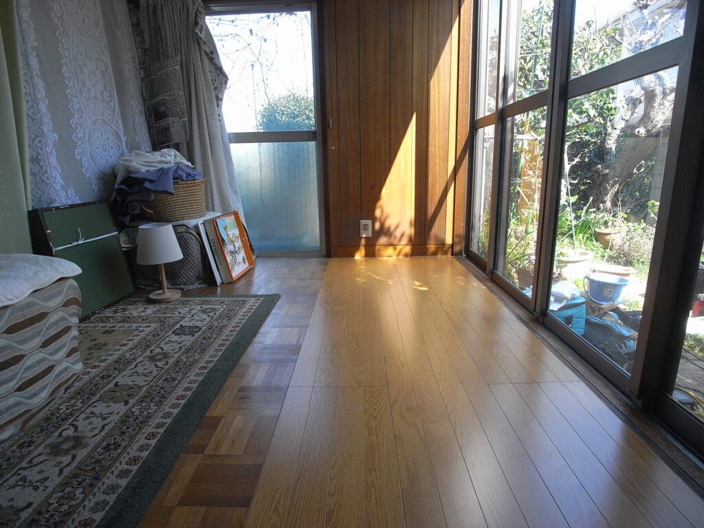 横浜市神奈川区の戸建てで経年劣化で弱っていた掃き出し窓近くのフローリングを90cmの幅で1列分の貼り替え工事が完了しました。