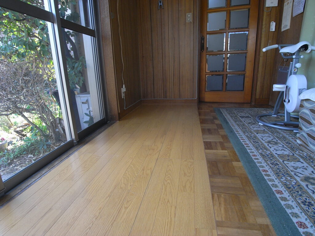 横浜市神奈川区の戸建てで経年劣化で弱っていた掃き出し窓近くのフローリングを90cmの幅で1列分の貼り替え工事が完了しました。