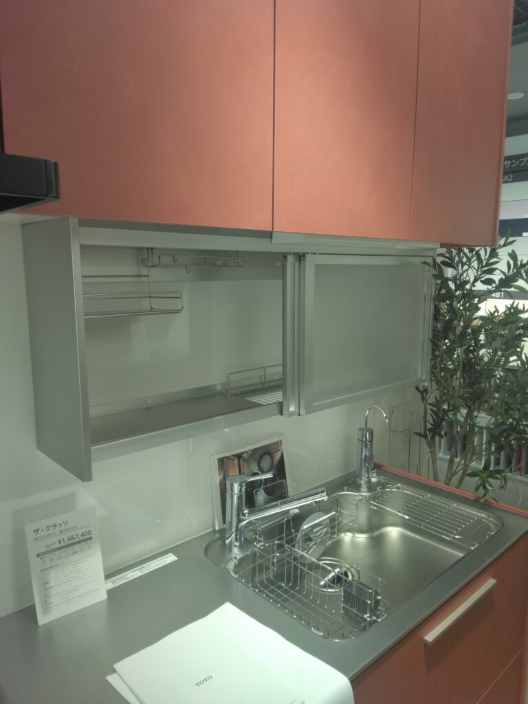 TOTOショールームでキッチン前につける引き違い収納。