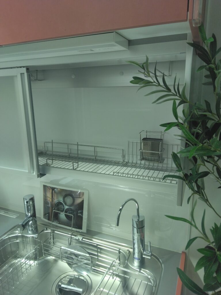 TOTOショールームで、キッチン前の収納で洗ったものがそのまま置けるようになっていました。