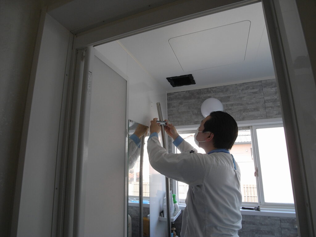 シャワーフックを交換しています。