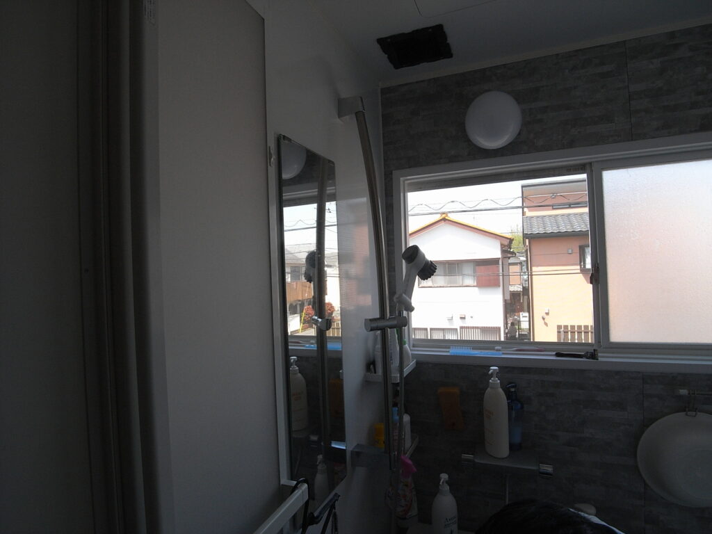 シャワーフックの交換が完了しました。