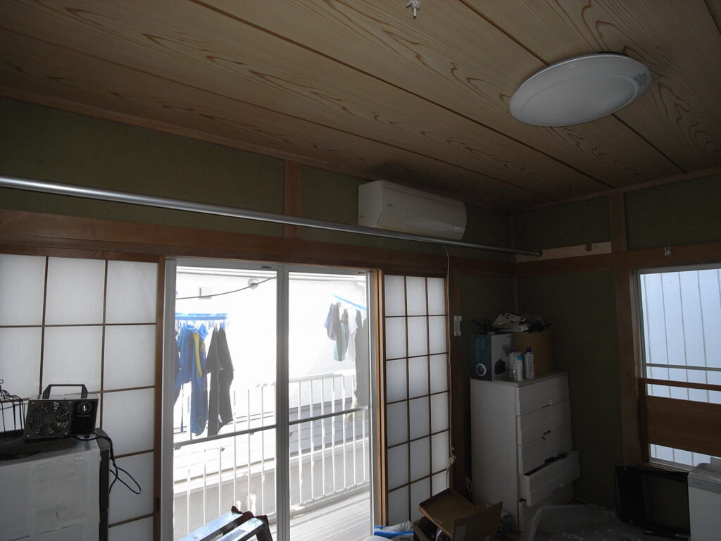 横浜市神奈川区で室内にしっかりした木製の物干し受けを設置しました。