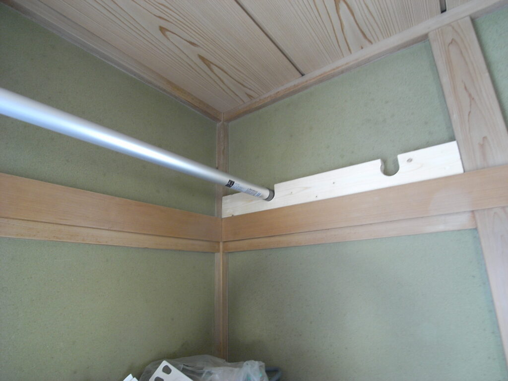 横浜市神奈川区で室内にしっかりした木製の物干し受けを設置しました。