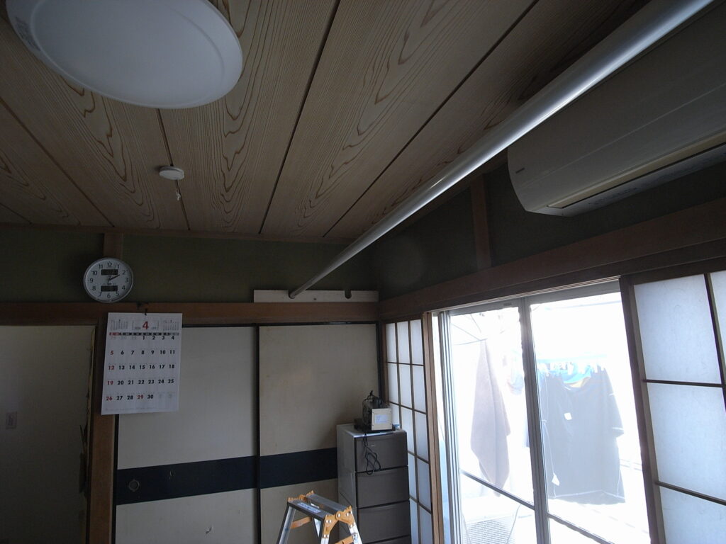 横浜市神奈川区で室内に木製の物干し受けを設置しました。