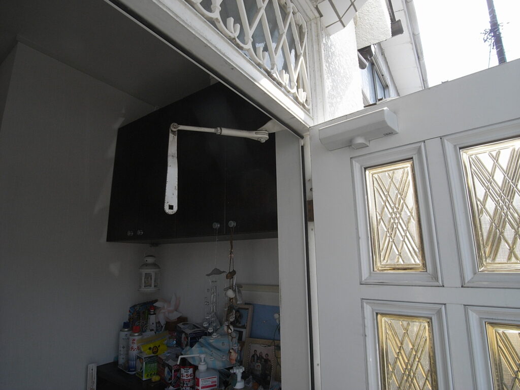 横浜市神奈川区で玄関のドアクローザが壊れていました。交換前の写真。