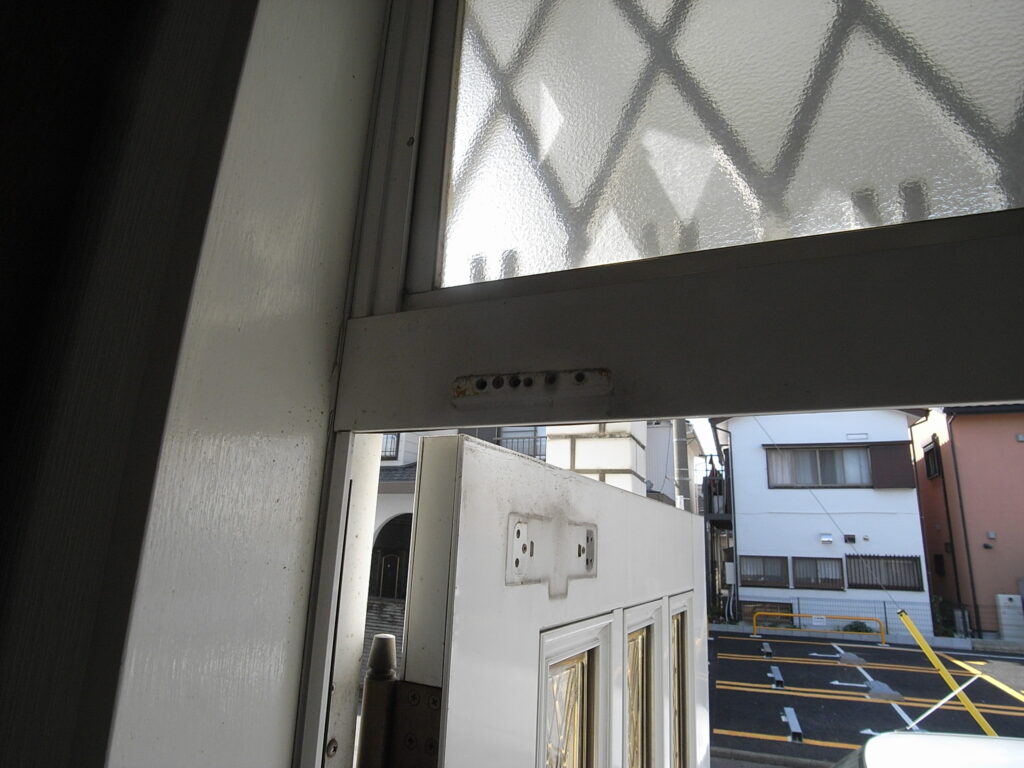 横浜市神奈川区で既存のドアクローザを撤去したところです。