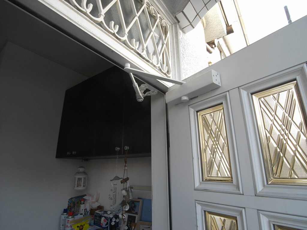 横浜市神奈川区で新しいドアクローザに交換しました。新しいドアクローザは、RYOBIの交換用ドアクローザS-202Pです。