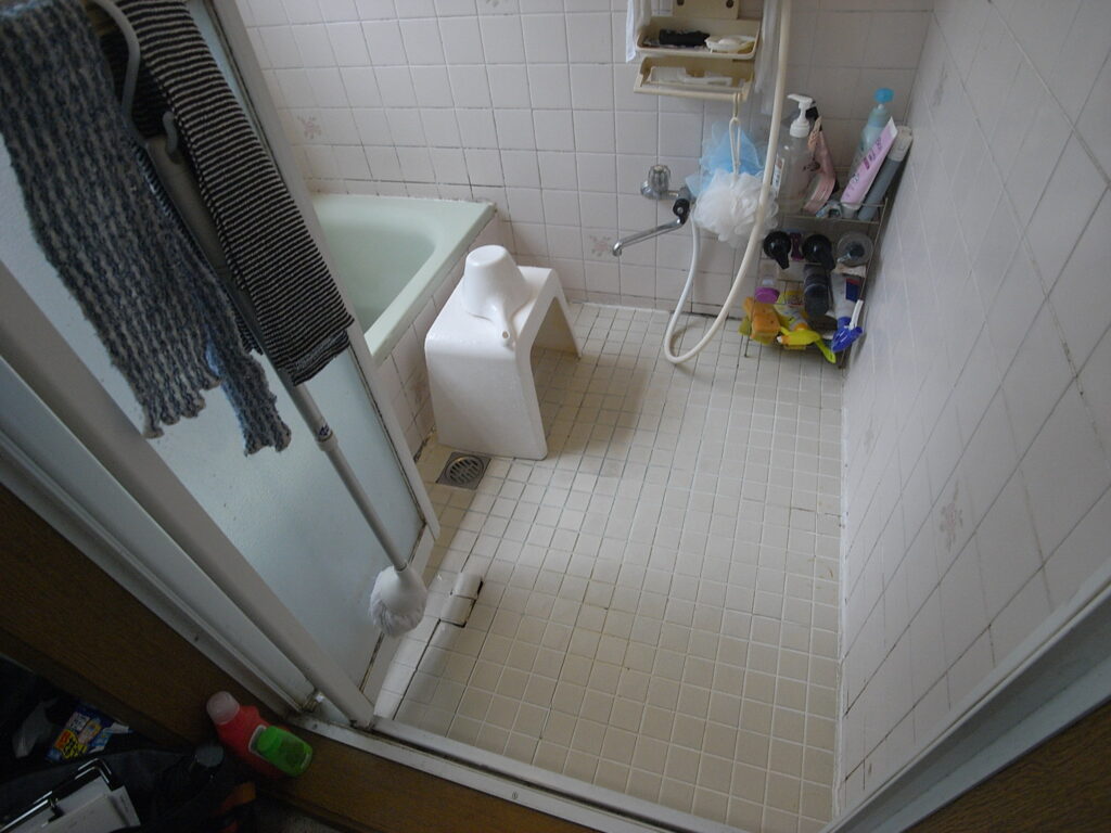 横浜市港南区で浴室をリフォームする前の写真。