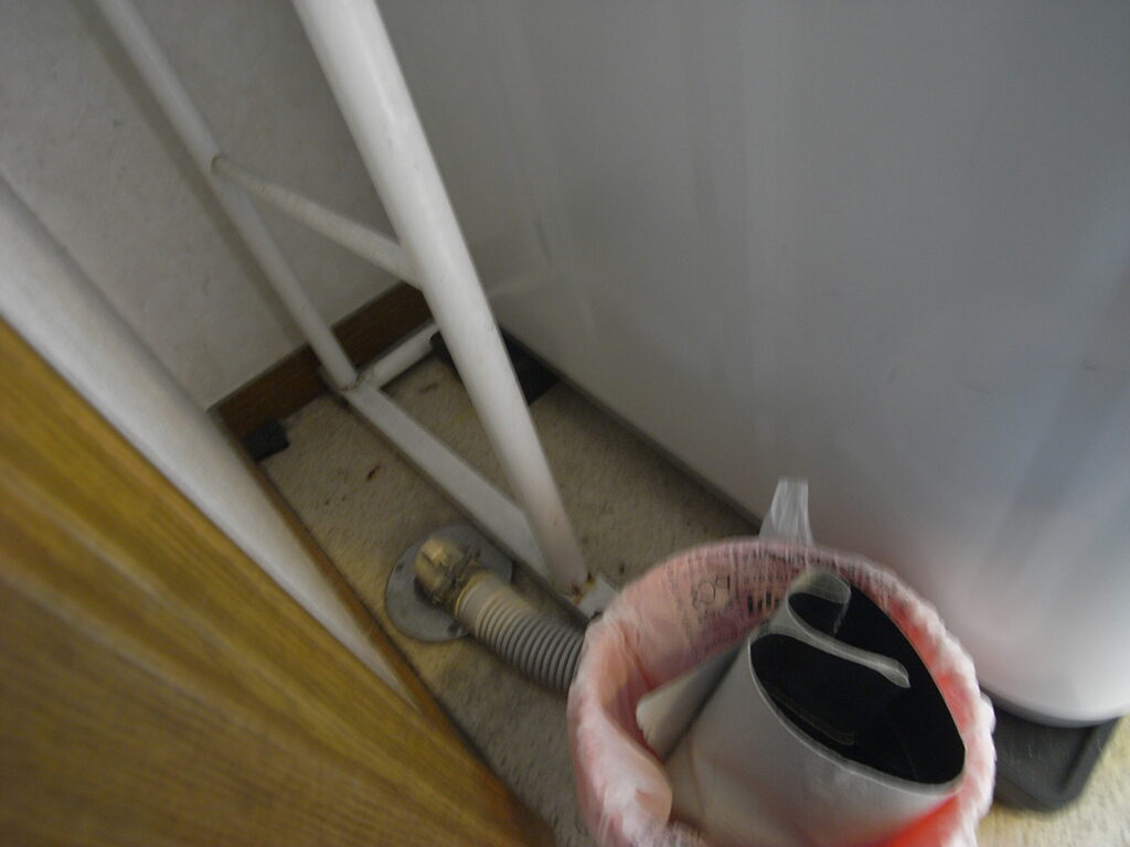 横浜市港南区の戸建てで洗濯機の排水部分の状況写真。
