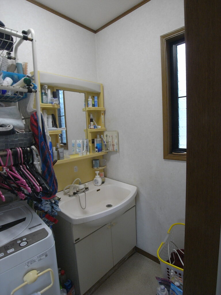 横浜市港南区で洗面化粧台を交換する前の写真。