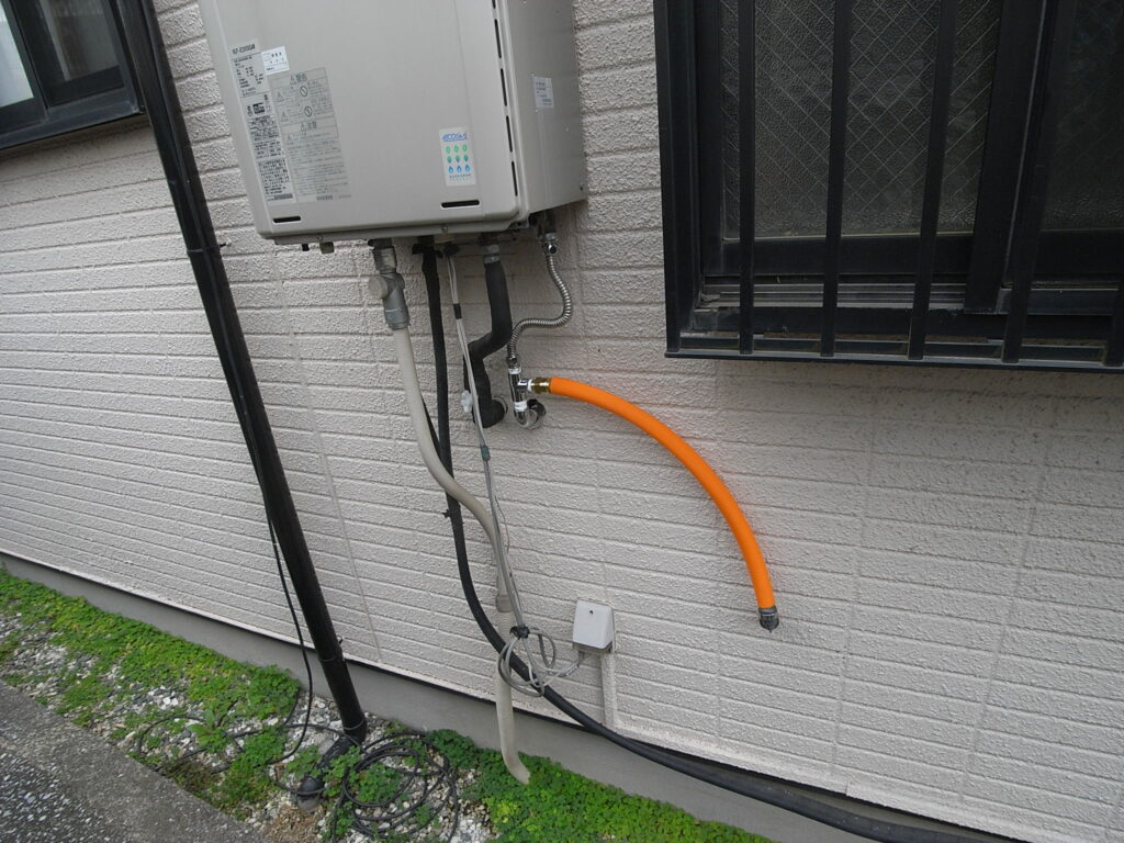 既存の給湯配管から分岐させて室内に入れ込んでいます。