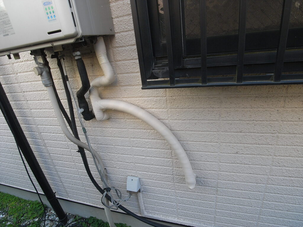 新しい給湯配管に断熱材を設置してテープ巻きを行いました。
