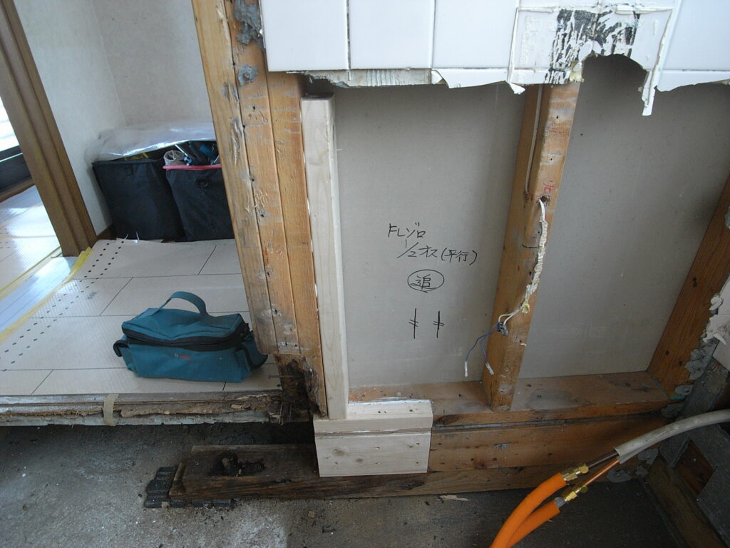 浴室木部の補修を少しづつ行っていきます。