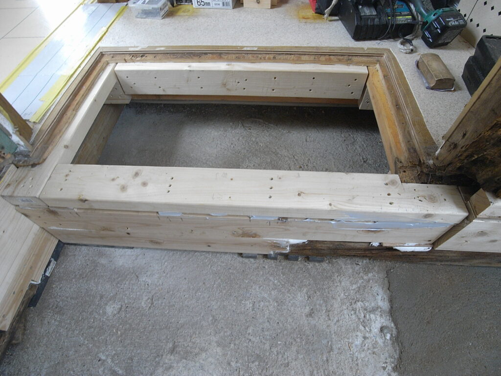 浴室入り口部分の床については、一部貼り替えを行いました。