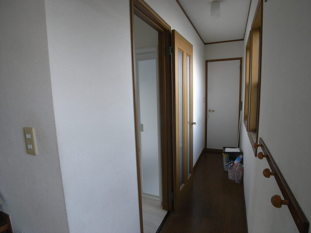 横浜市港南区で洗面室の開き戸を引き戸に交換する前の写真。廊下側に開く形になっていました。