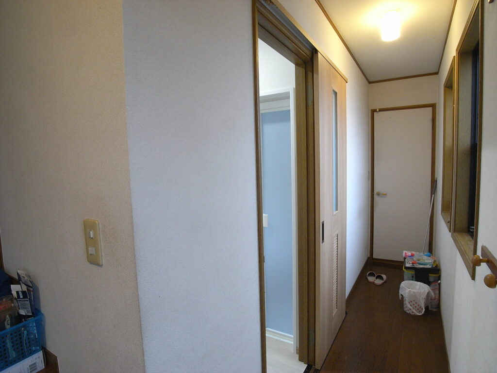 横浜市港南区で開き戸を引き戸に変更しました。