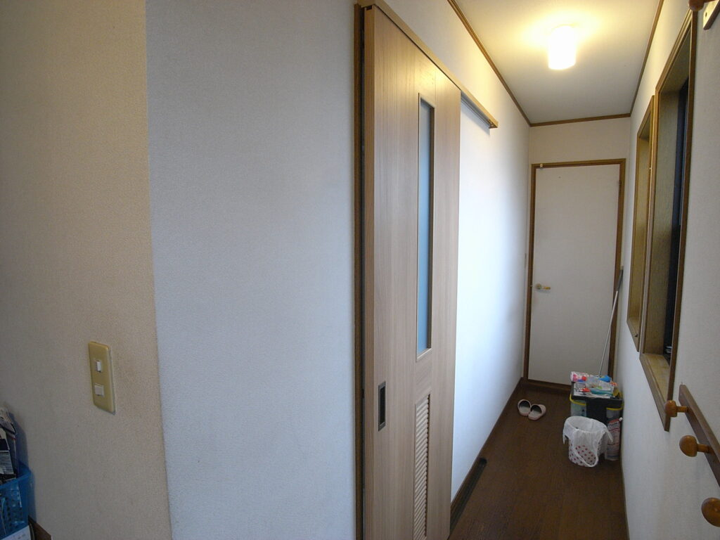 横浜市港南区で開き戸を引き戸に変更しました。