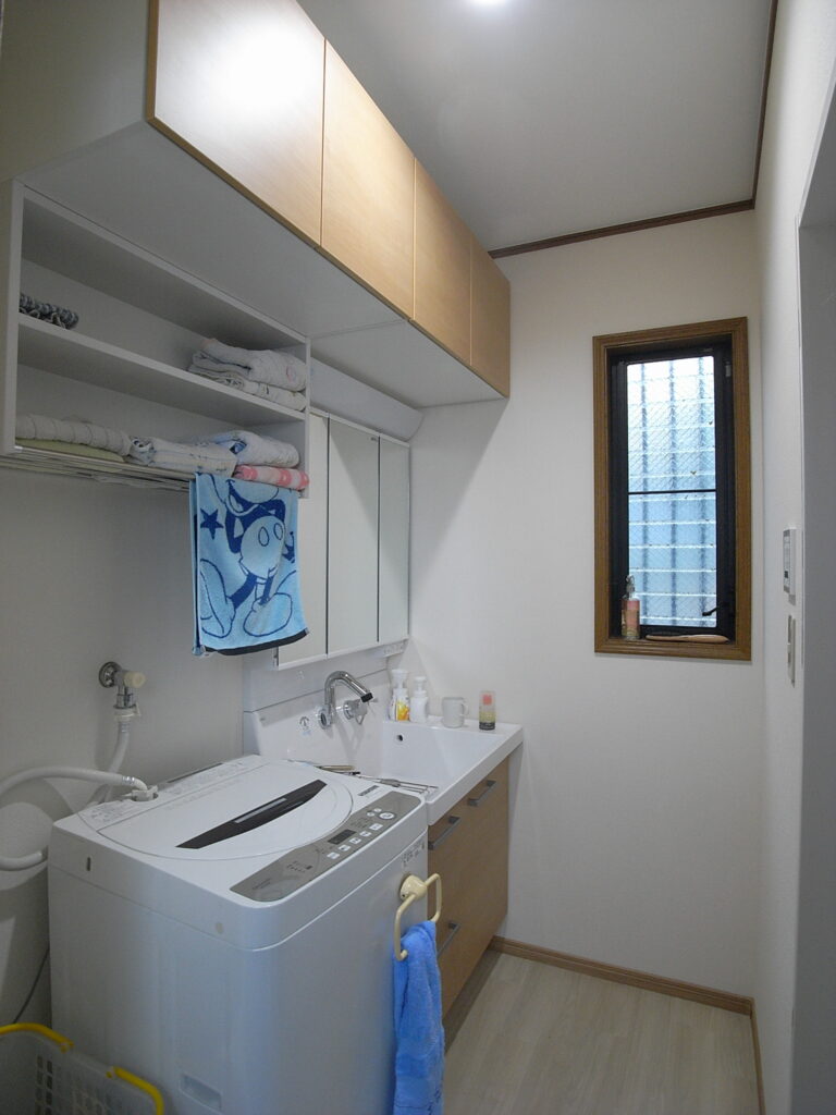 横浜市港南区で洗面化粧台をピアラで交換しました。