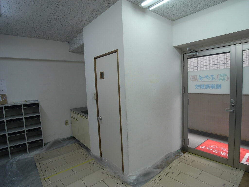 横浜市磯子区で床養生を行ってから作業を開始します。