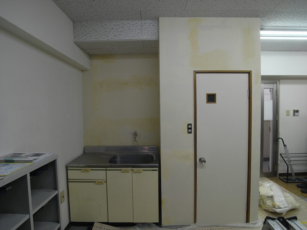 横浜市磯子区で貼りかえる部分の壁紙をはがして下地処理をしたところです。