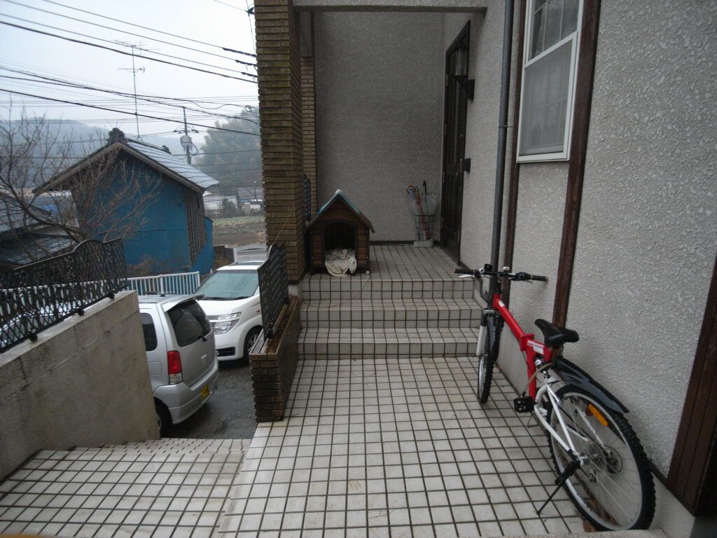 スロープと階段併設の玄関アプローチにする前の写真。