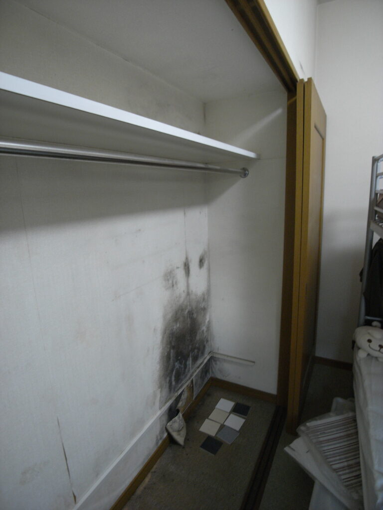 横浜市のマンションで外壁に面した収納部分の壁のカビが発生していました。